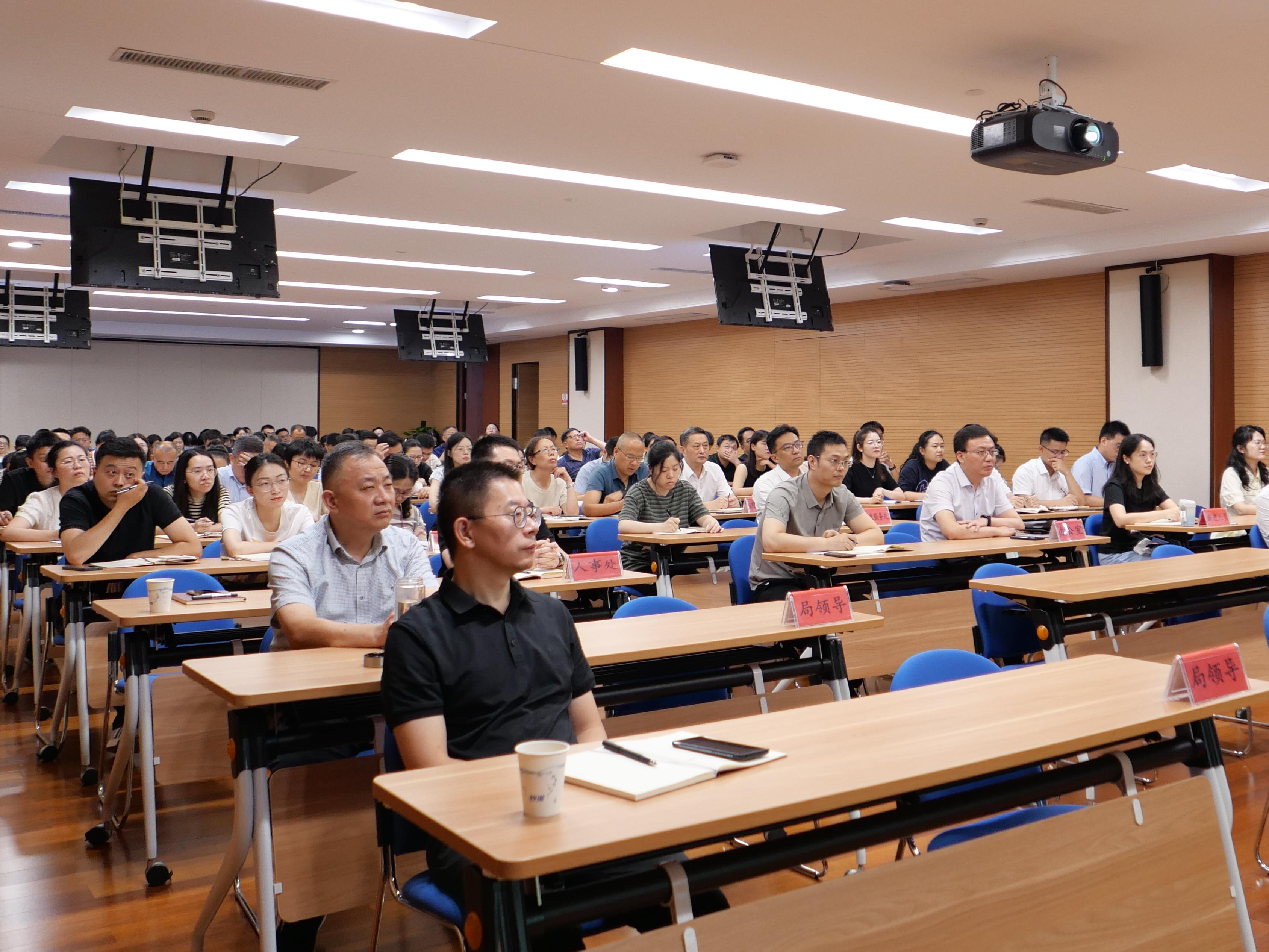 加强政府债务管理监督积极稳妥防范化解地方债务风险