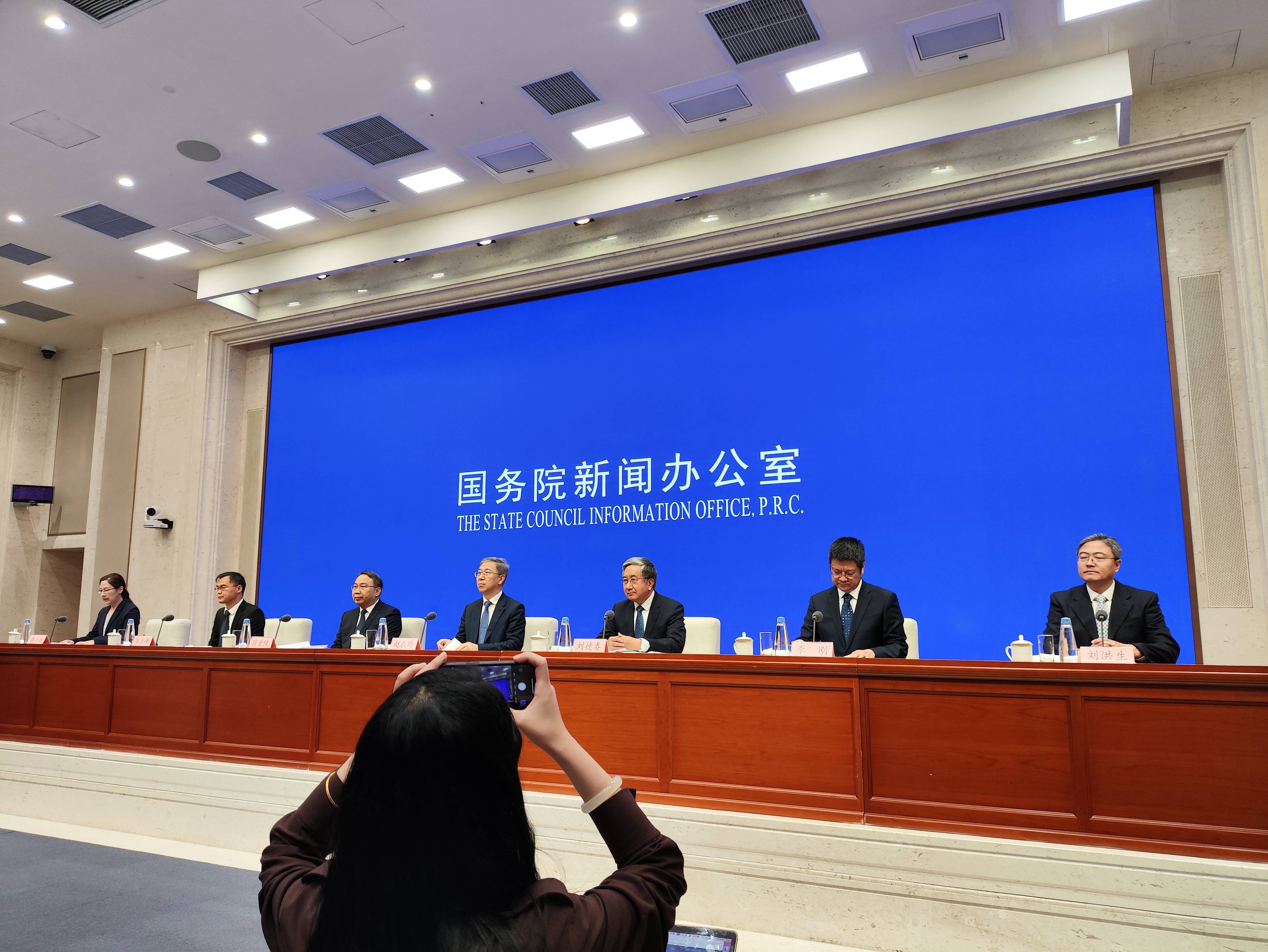 蓝佛安:加大财政逆周期调节力度 加快发行超长期特别国债、专项债